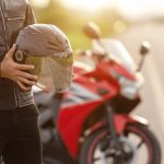 ヘルメットを脱いだ後の髪型が悲惨すぎる