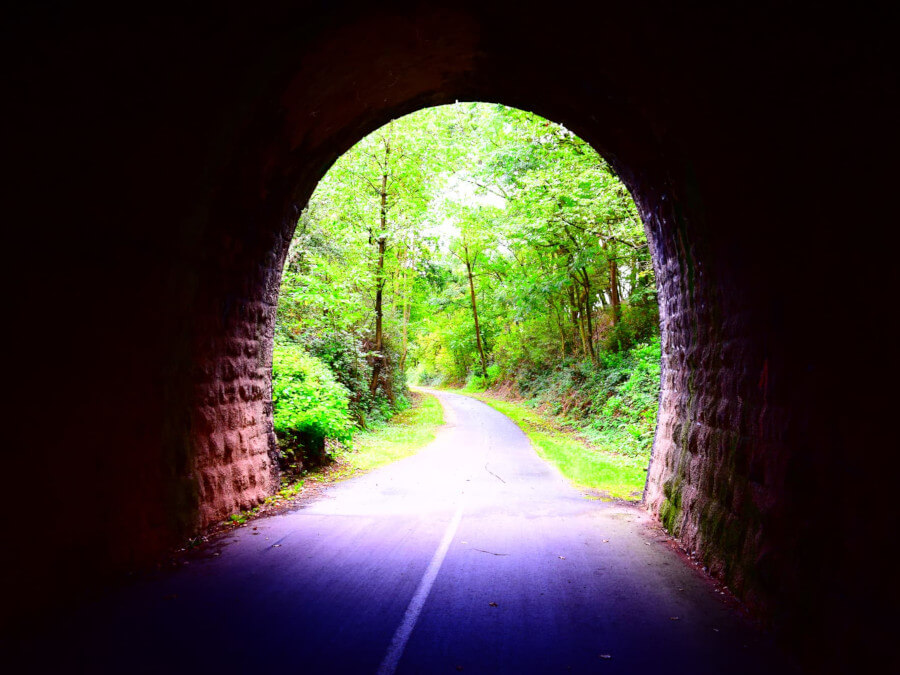 トンネルの先から見える緑