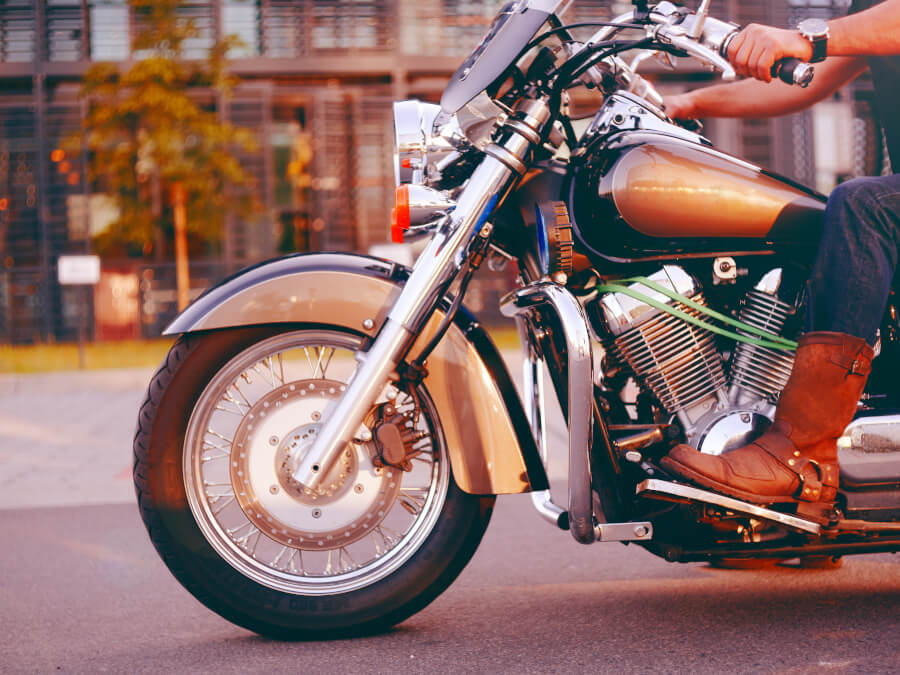 アメリカンバイクにまたがる人